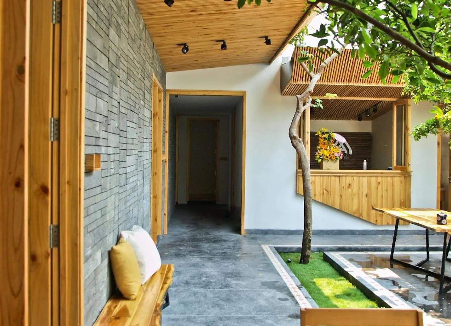 Hotel Carol House Da Nang Beach